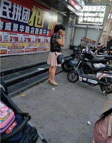 大妈骑车爆料视频播放,揭秘街头奇闻轶事  第1张